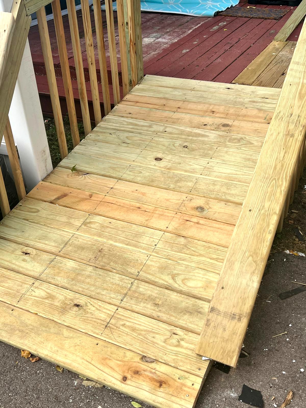 Ramp platform level with deck for safe transfers